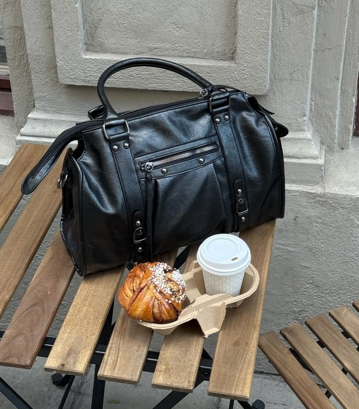 City bag Studio Alma posé sur une table de café, avec un café et une viennoiserie