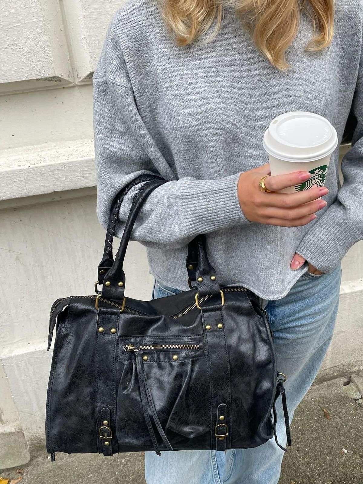 Jeune femme dans la rue avec son city bag Studio Alma et un café